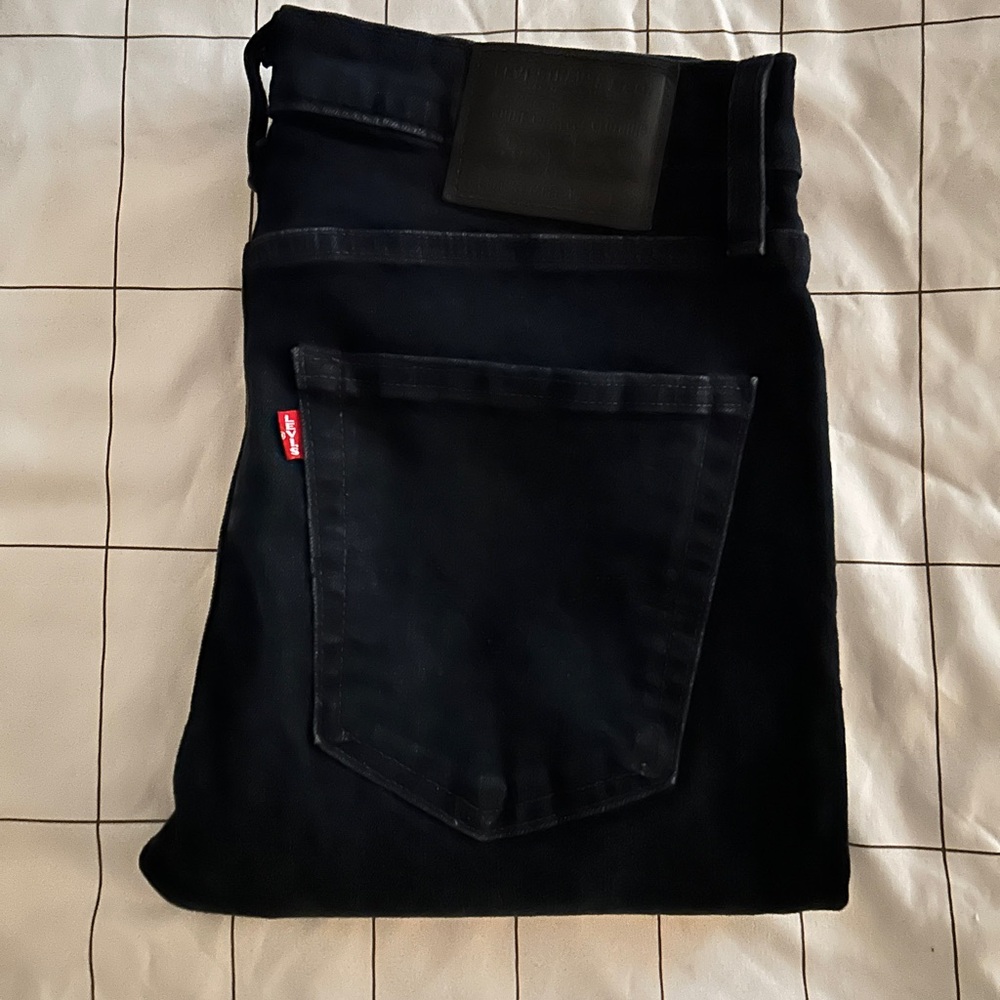 Levi’s Skinny Taper Dark Wash Jeans 32 x 30 like new